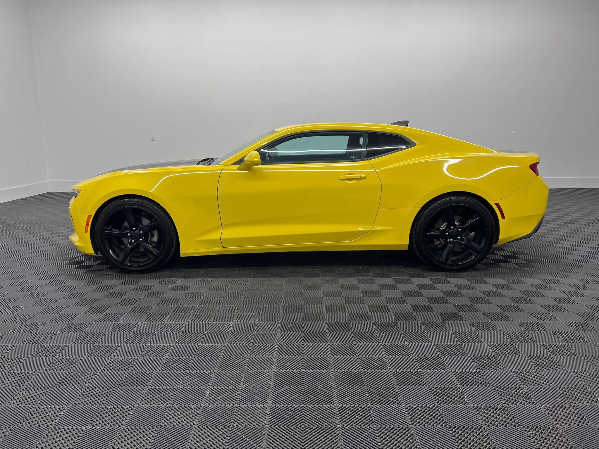 Used 2017 Chevrolet Camaro LT RWD image 2