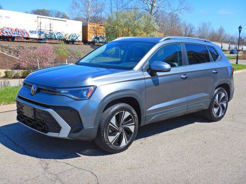 Used 2025 Volkswagen Taos SE image 1