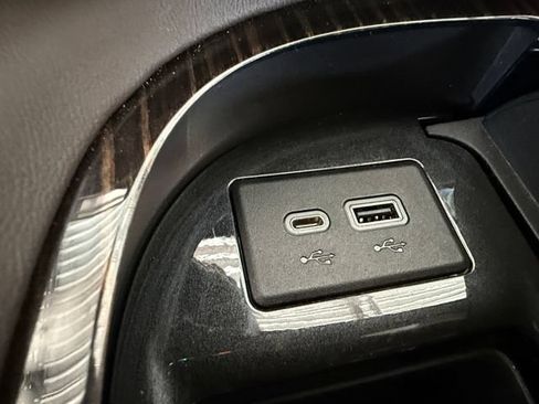 Used 2021 Cadillac Escalade Premium Luxury RWD image 6