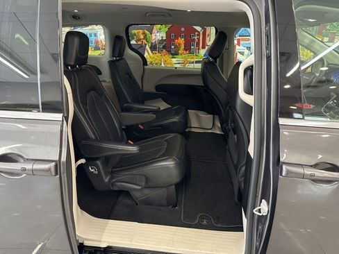 Used 2023 Chrysler Pacifica Touring-L image 47