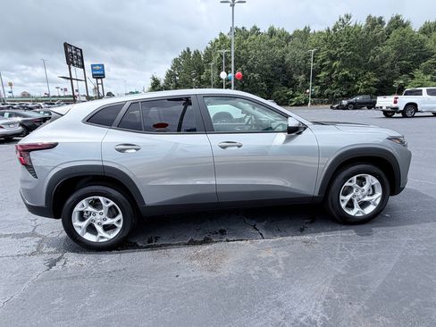 New 2026 Chevrolet Trax LS w/ LS Convenience Package FWD image 4