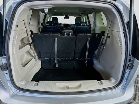 Used 2024 Chrysler Pacifica Touring-L FWD image 29