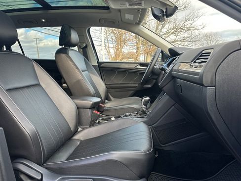 Used 2022 Volkswagen Tiguan SE w/ Panoramic Sunroof Package image 16