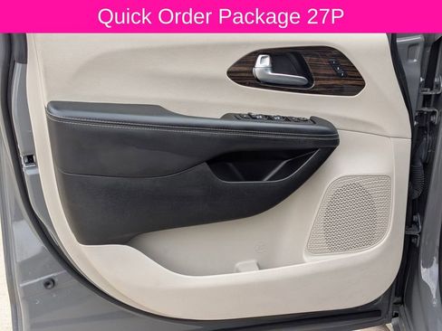 Used 2023 Chrysler Pacifica Limited FWD image 13