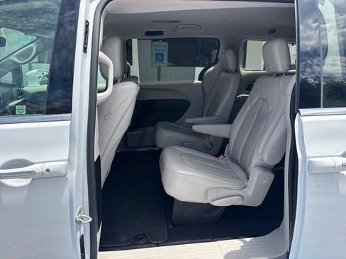 Used 2019 Chrysler Pacifica Touring-L Plus w/ Tire & Wheel Group FWD image 26