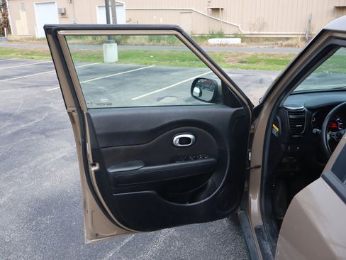 Used 2015 Kia Soul + image 16