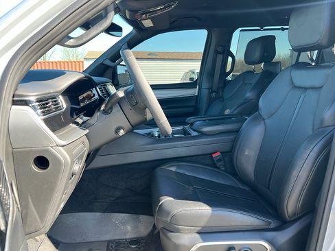 Used 2025 Jeep Wagoneer Series II w/ Convenience Group I AWD/4WD image 12