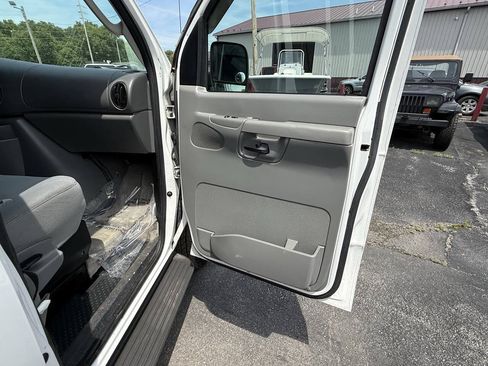Used 2006 Ford E-350 and Econoline 350 XL RWD image 27