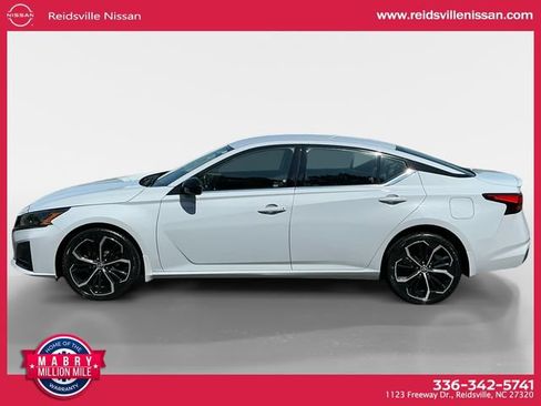 Used 2023 Nissan Altima 2.5 SR AWD/4WD image 3