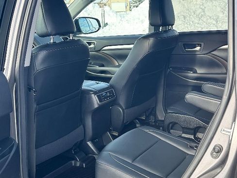 Used 2017 Toyota Highlander XLE image 10