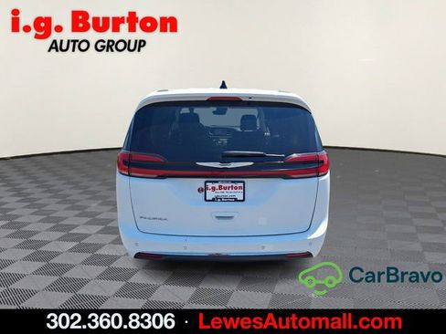 Used 2023 Chrysler Pacifica Touring-L FWD image 5