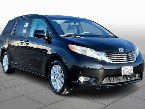Used 2014 Toyota Sienna XLE image 2