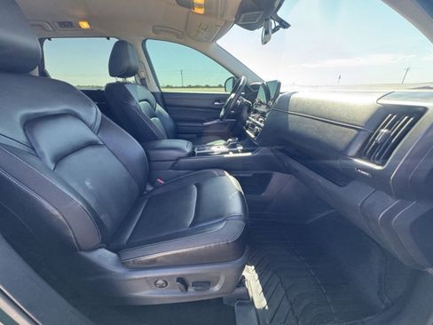 Used 2023 Nissan Pathfinder SL w/ Black Appearance Package image 19