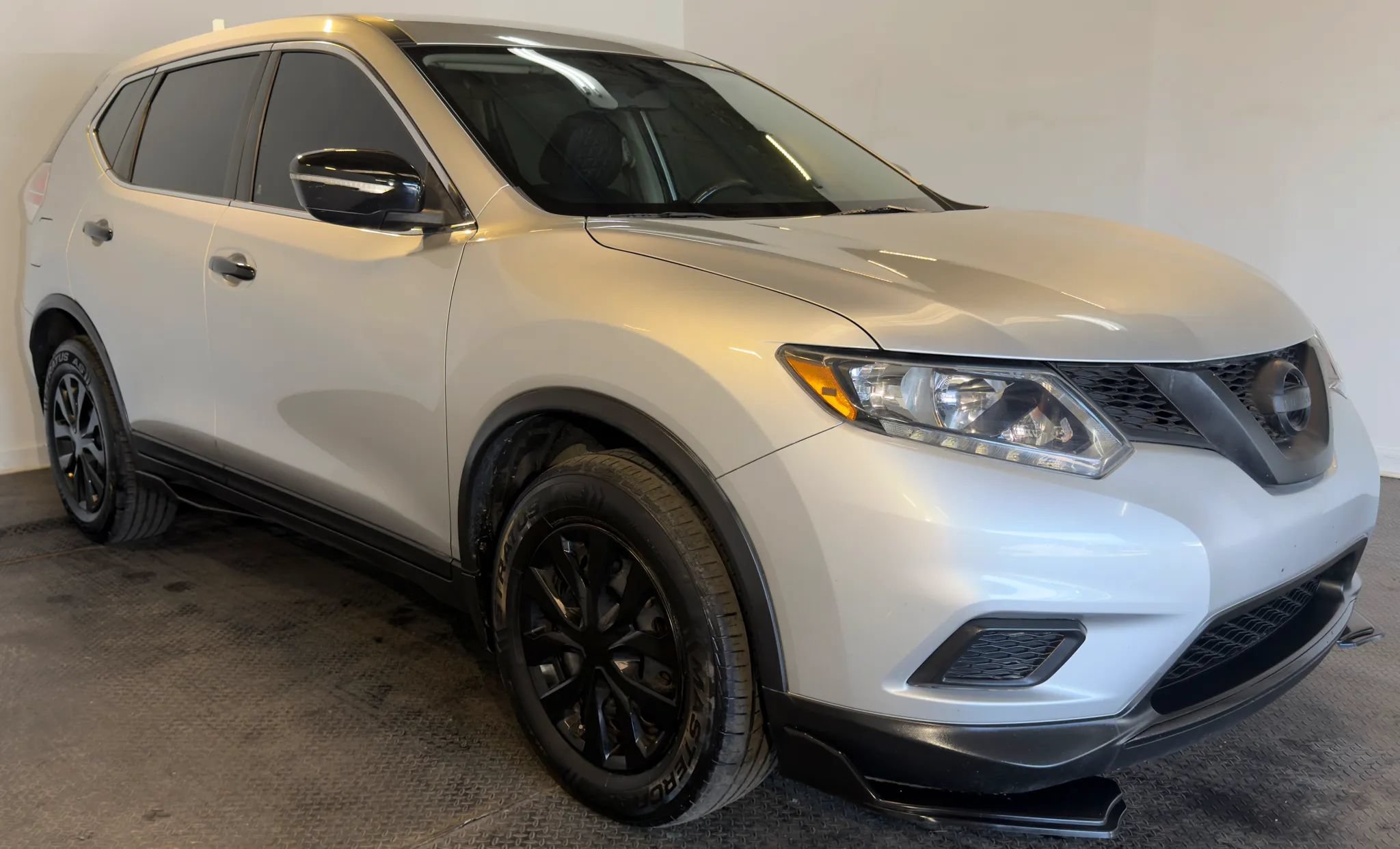 Used 2015 Nissan Rogue S AWD/4WD image 2