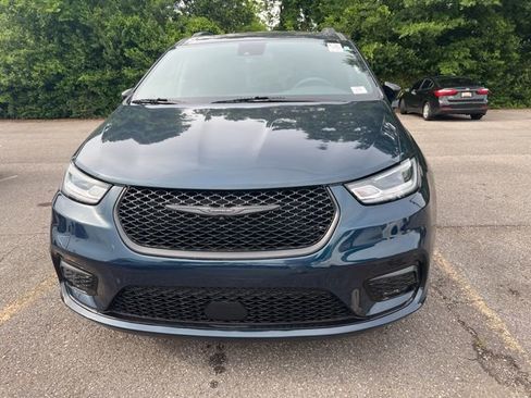 Used 2025 Chrysler Pacifica Limited FWD image 2