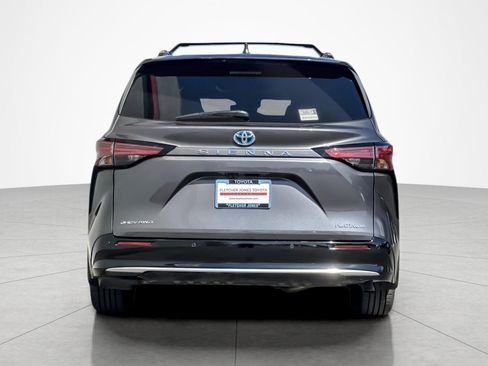 Used 2025 Toyota Sienna Platinum AWD/4WD image 4