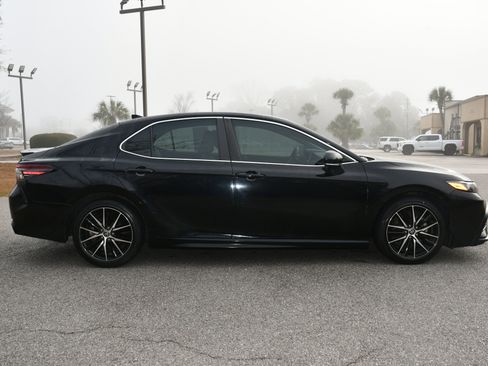 Used 2022 Toyota Camry SE image 5