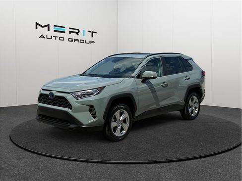 Used 2021 Toyota RAV4 XLE Premium AWD/4WD image 4