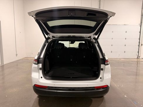 Used 2023 Jeep Grand Cherokee Altitude image 9