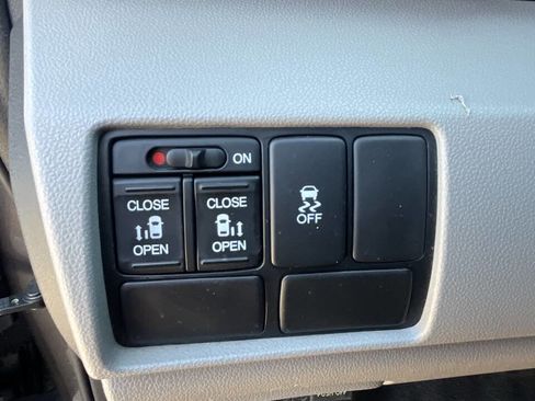 Used 2017 Honda Odyssey SE image 25