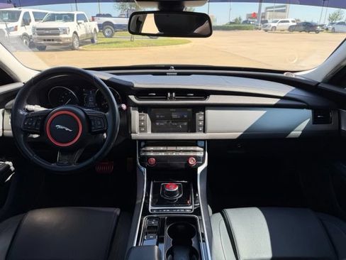 Used 2018 Jaguar XF RWD image 22