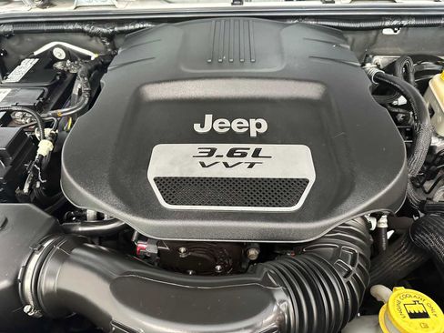 Used 2013 Jeep Wrangler Unlimited Sahara w/ Connectivity Group AWD/4WD image 9