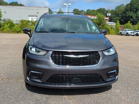 Used 2022 Chrysler Pacifica Touring-L FWD image 2
