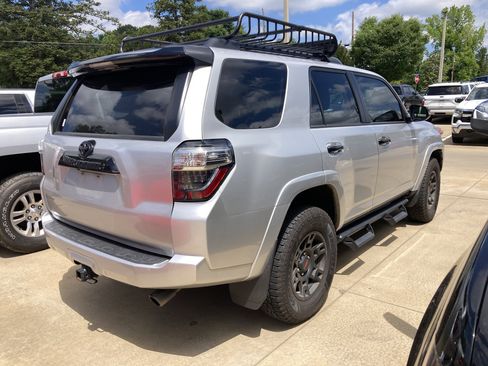 Used 2021 Toyota 4Runner Venture AWD/4WD image 2