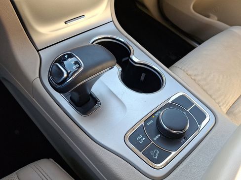 Used 2014 Jeep Grand Cherokee Limited w/ Luxury Group II image 17