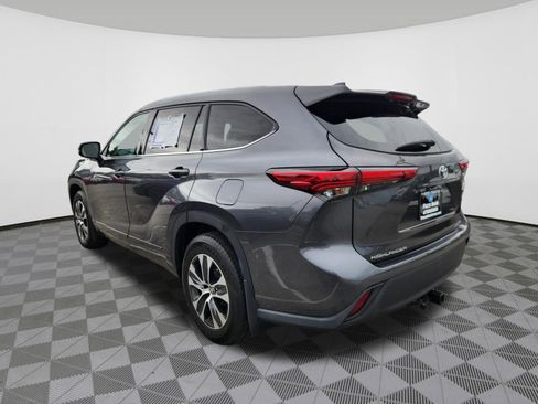 Used 2020 Toyota Highlander XLE AWD/4WD image 3