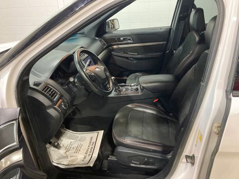 Used 2019 Ford Explorer XLT w/ Equipment Group 202A AWD/4WD image 20