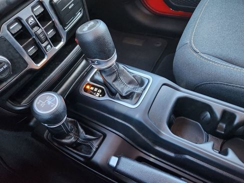 Used 2025 Jeep Wrangler Unlimited Sahara AWD/4WD image 21
