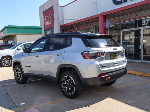 Used 2025 Jeep Compass Trailhawk AWD/4WD image 6