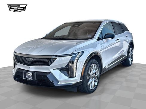 Certified 2025 Cadillac Optiq Luxury 2 w/ LPO, Floor Liner Package AWD/4WD image 1