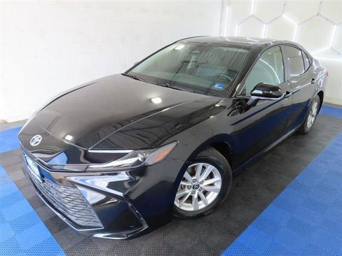 Used 2025 Toyota Camry LE w/ Convenience Package FWD image 4