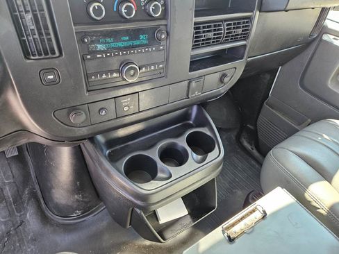 Used 2015 Chevrolet Express 2500 RWD image 17