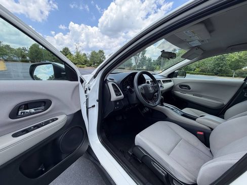 Used 2018 Honda HR-V LX image 11