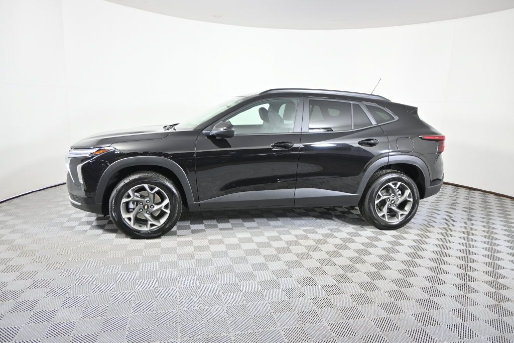 Used 2025 Chevrolet Trax LT FWD image 2