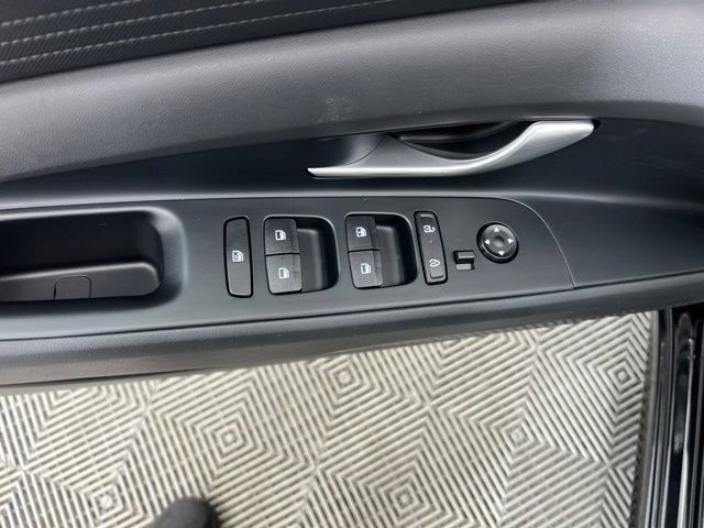 Used 2025 Hyundai Elantra SE FWD image 13