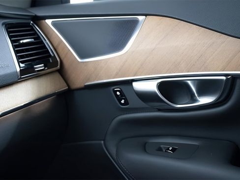 Certified 2025 Volvo XC90 T8 Plus w/ Protection Package Premier image 24