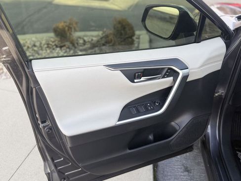 Used 2020 Toyota RAV4 Limited image 11