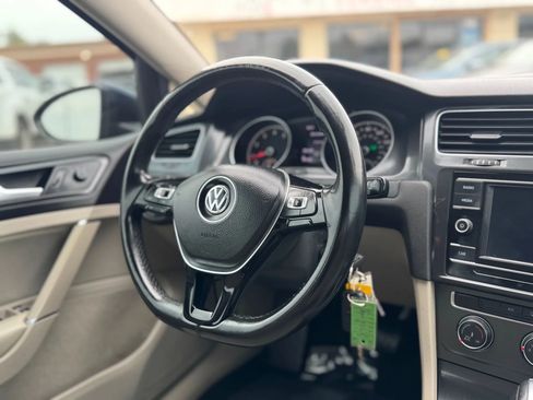 Used 2018 Volkswagen Golf S image 17