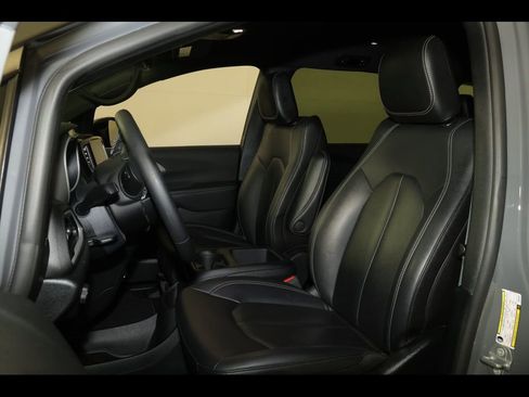 Used 2025 Chrysler Pacifica Select image 21