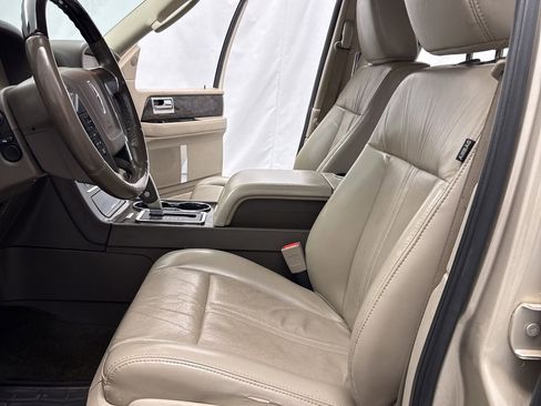 Used 2017 Lincoln Navigator Select image 9