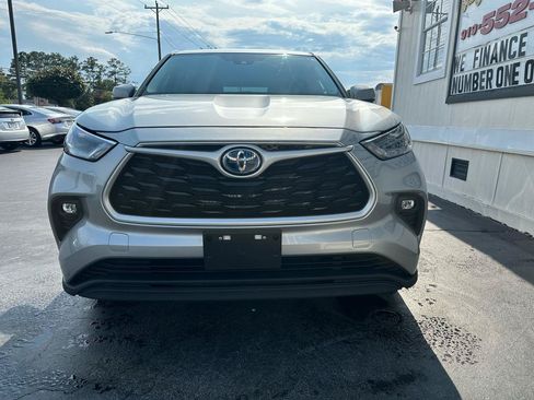 Used 2023 Toyota Highlander LE FWD image 2