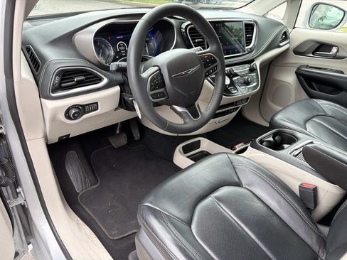 Used 2022 Chrysler Pacifica Touring-L FWD image 25