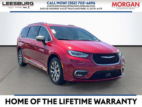 Used 2025 Chrysler Pacifica Pinnacle FWD image 1
