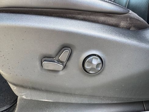 Used 2023 Chrysler Pacifica Touring-L FWD image 19