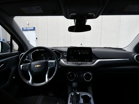 Used 2025 Chevrolet Blazer LT AWD/4WD image 3