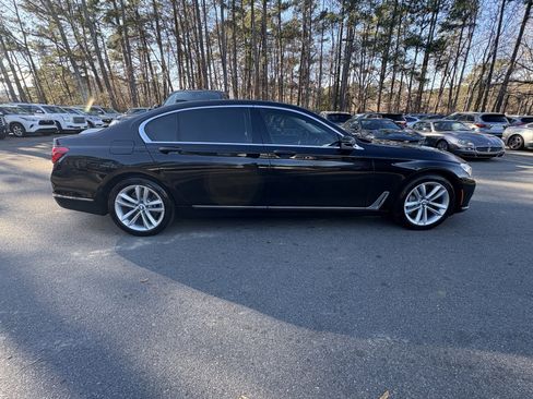 Used 2018 BMW 750i image 8